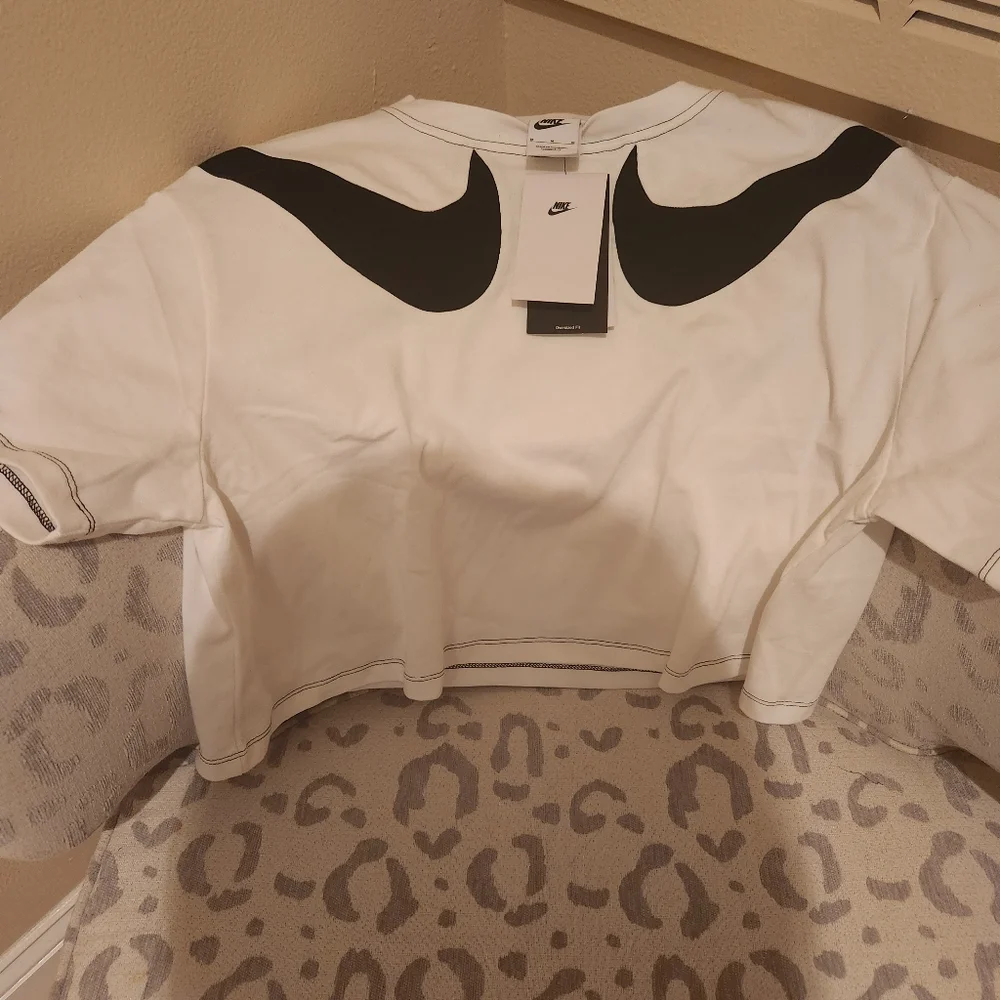 Nike Big Double Swoosh Sportscaster DR6201 Cropped Top White Black NEW - Picture 3 of 9